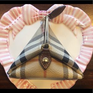 Vintage Burberry Coin purse in good pre-own condition